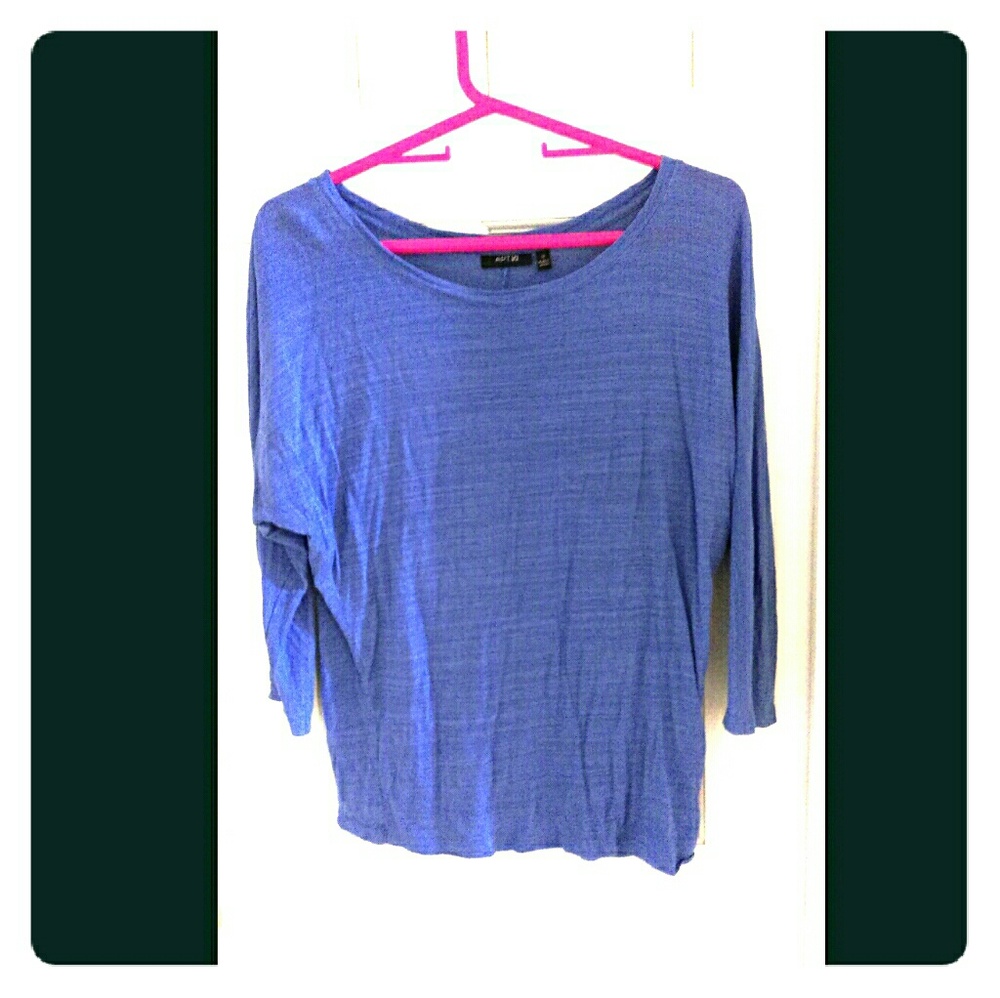 SOLD Blue top, 3/4 sleeves, very slimming!